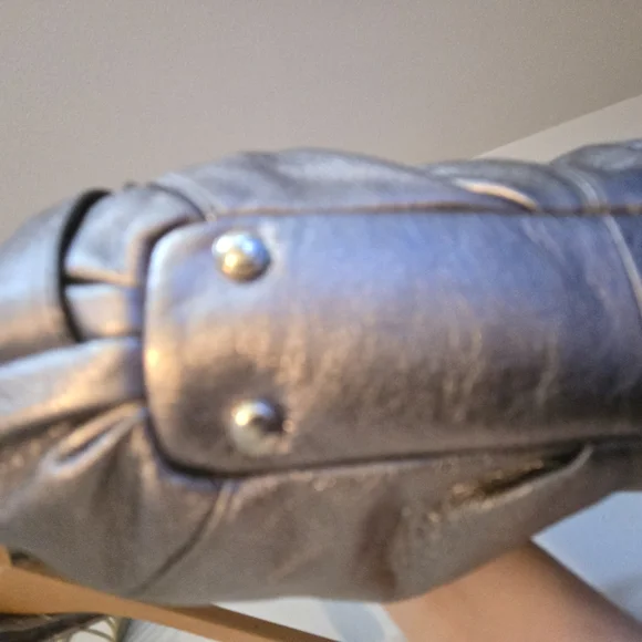 B. Makowsky Silver Shoulder Bag with Versatile Design - Picture 8 of 9